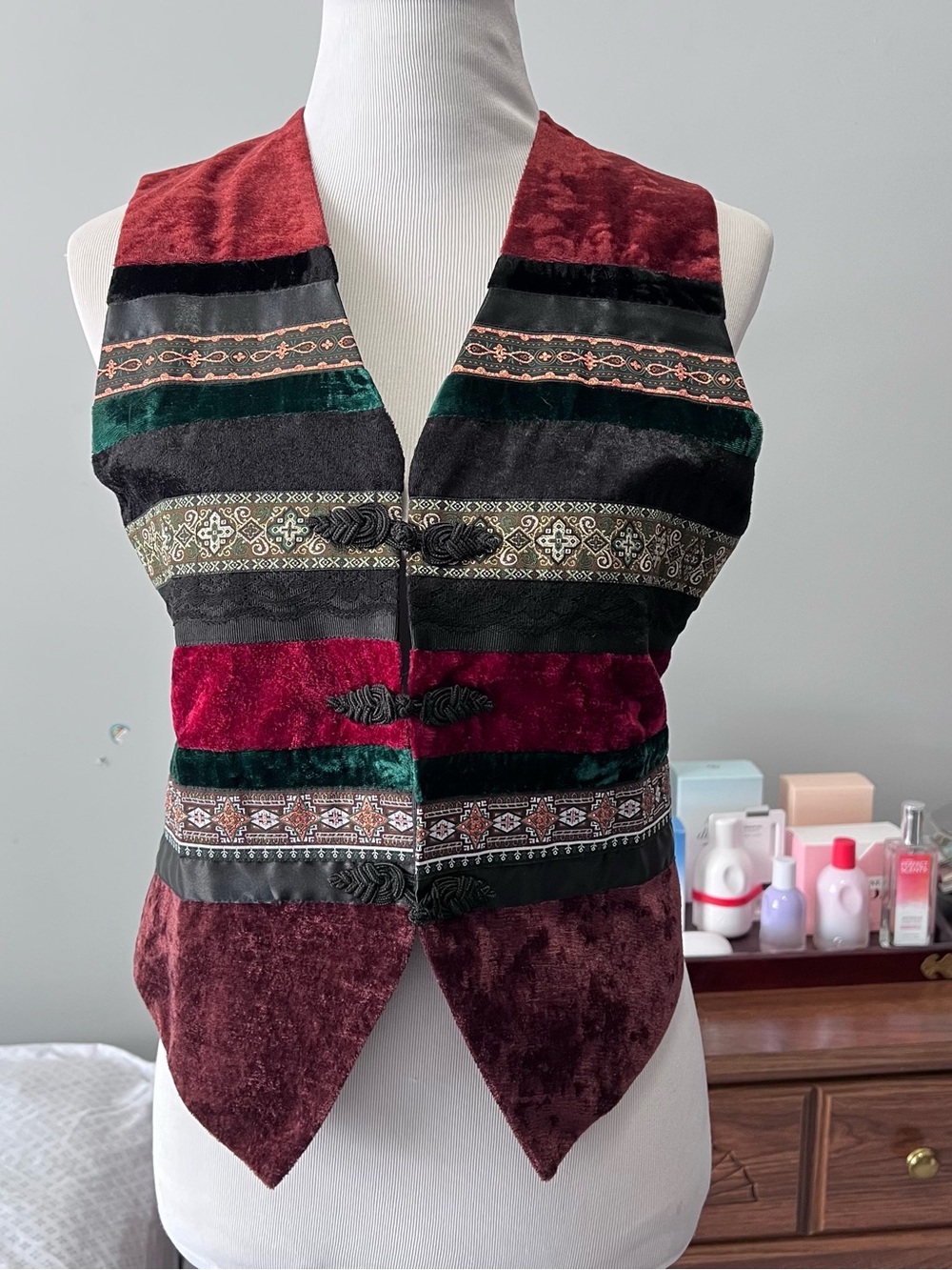 Vintage Chicos Velvet Patchwork Vest Women Small Red Green Brocade Frog Closure